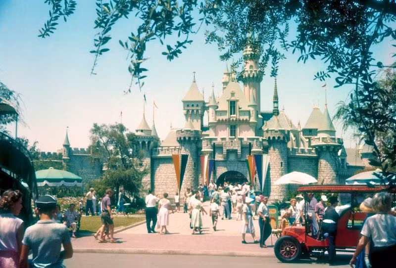 Một số hình ảnh khác về công viên Disneyland thập niên 1990.