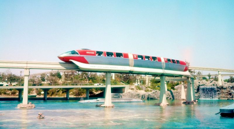 Tàu điện trên cao ở Disneyland. Đây là công viên có lượng người ghé thăm lớn hơn bất kỳ công viên chủ đề nào khác trên thế giới, với 708 triệu lượt khách kể từ khi khai trương đến tháng 12/2017.