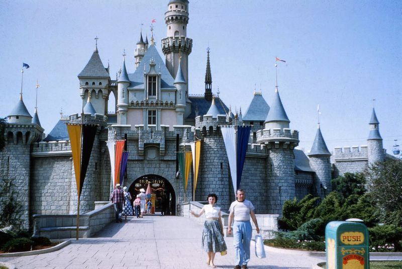 Lâu đài Người đẹp ngủ, một công trình biểu tượng của Disneyland. Walt Disney đã đưa ra khái niệm về Disneyland sau khi đến thăm các công viên giải trí khác nhau với các con gái của ông trong những năm 1930 và 1940.