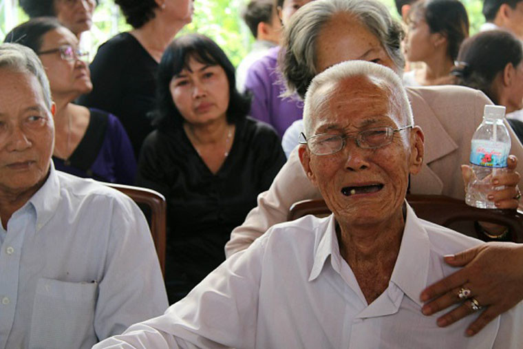 Người dân Củ Chi bàng hoàng khi nghe tin bác Sáu Khải qua đời. Ai cũng không muốn tin đó là sự thật dù thông tin về bác Sáu lâm bệnh mọi người đã biết trước đó.