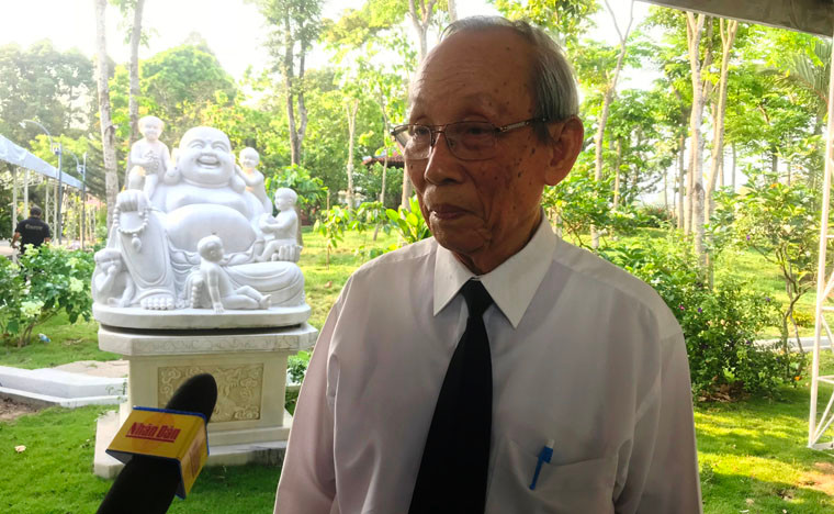 Nguyên Bộ trưởng Bộ Giáo dục và Đào tạo Trần Hồng Quân bày tỏ lòng ngưỡng mộ về tài đức trong công việc, cũng như lòng khâm phục về sự bình dị trong cuộc sống của vị lãnh đạo của mình, Nguyên Thủ tướng Phan Văn Khải.