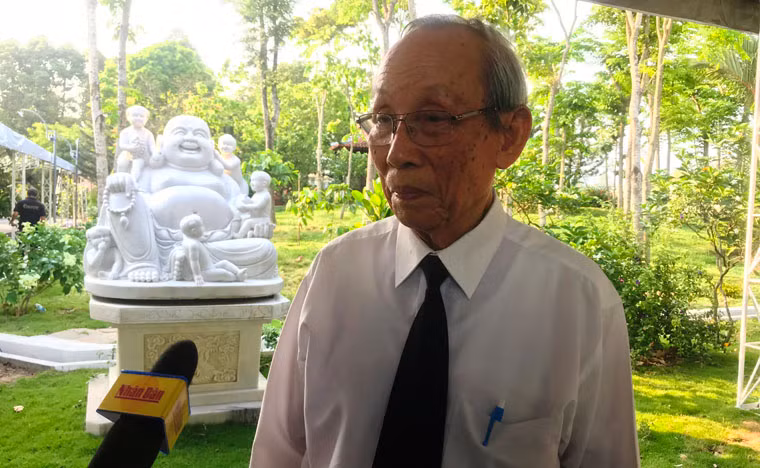 Nguyên Bộ trưởng Bộ Giáo dục và Đào tạo Trần Hồng Quân bày tỏ lòng ngưỡng mộ về tài đức trong công việc, cũng như lòng khâm phục về sự bình dị trong cuộc sống của vị lãnh đạo của mình, Nguyên Thủ tướng Phan Văn Khải.