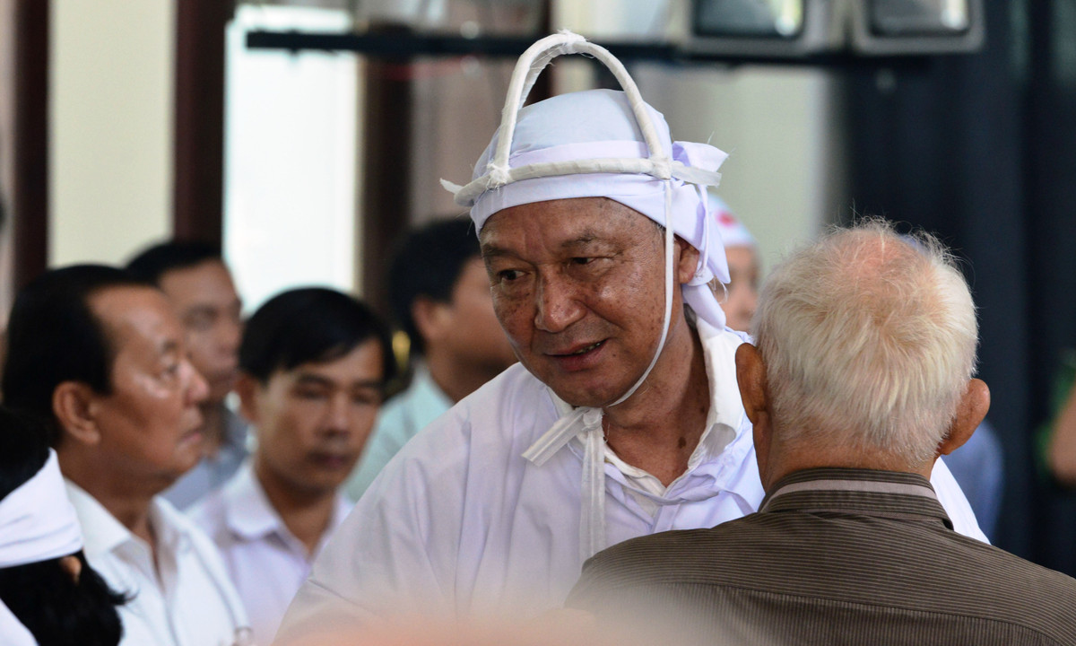 Nhiều vị lão thành cách mạng đến chia buồn và động viên ông Phan Văn Hoàng, con trai cố Thủ tướng Phan Văn Khải.