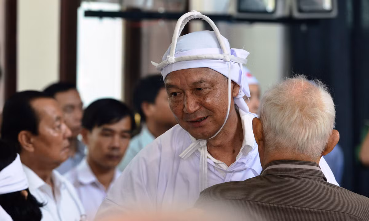 Nhiều vị lão thành cách mạng đến chia buồn và động viên ông Phan Văn Hoàng, con trai cố Thủ tướng Phan Văn Khải.