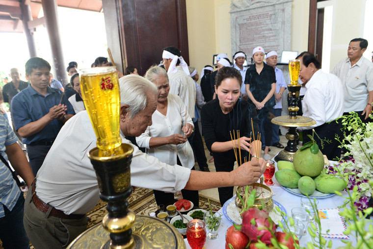 Rất đông người dân đất thép Củ Chi đến thắp nén hương tiễn biệt bác Sáu Phan Văn Khải.