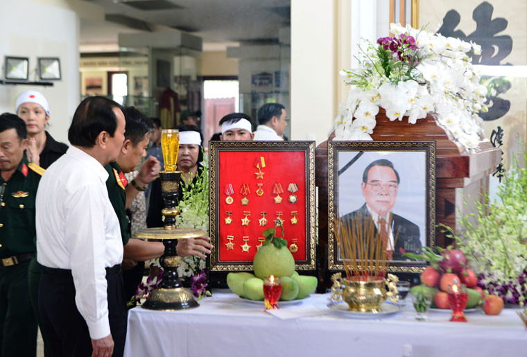 Nguyên bí thư Thành ủy TP HCM Lê Thanh Hải bên linh cữu Nguyên Thủ tướng Phan Văn Khải.