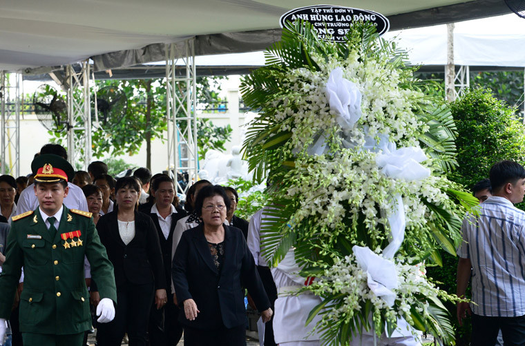 Suốt ngày hôm nay, ngay khi biết tin nguyên Thủ tướng Phan Văn Khải qua đời tại tư gia, nhiều người quen biết, hàng xóm láng giềng, người thân thuộc và cả những người từng chịu ơn giúp đỡ của ông đã đến tư gia để viếng.