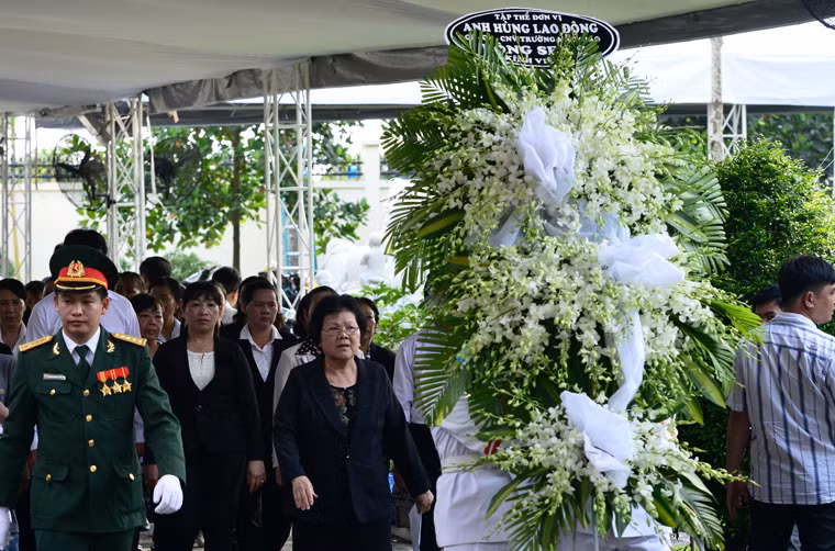 Suốt ngày hôm nay, ngay khi biết tin nguyên Thủ tướng Phan Văn Khải qua đời tại tư gia, nhiều người quen biết, hàng xóm láng giềng, người thân thuộc và cả những người từng chịu ơn giúp đỡ của ông đã đến tư gia để viếng.