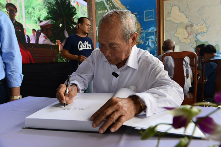 “Tôi và rất đông người dân huyện Củ Chi nói chung, xã Tân Thông Hội nói riêng ít nhiều mang ơn của bác Sáu. Không chỉ khi ông còn làm Thủ tướng mà cho đến lúc ông về vui cảnh điền viên, bác Sáu giúp đỡ cho quê hương Củ Chi có được nhiều con đường khang trang, nhiều trường học, công trình phúc lợi phục vụ đời sống của người dân”, một người dân Củ Chi ngậm ngùi chia sẻ.