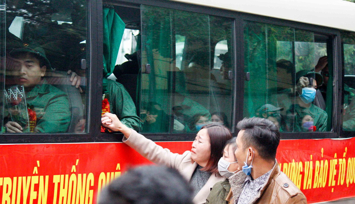 Những cái nắm tay động viên tân binh hoàn thành nhiệm vụ.