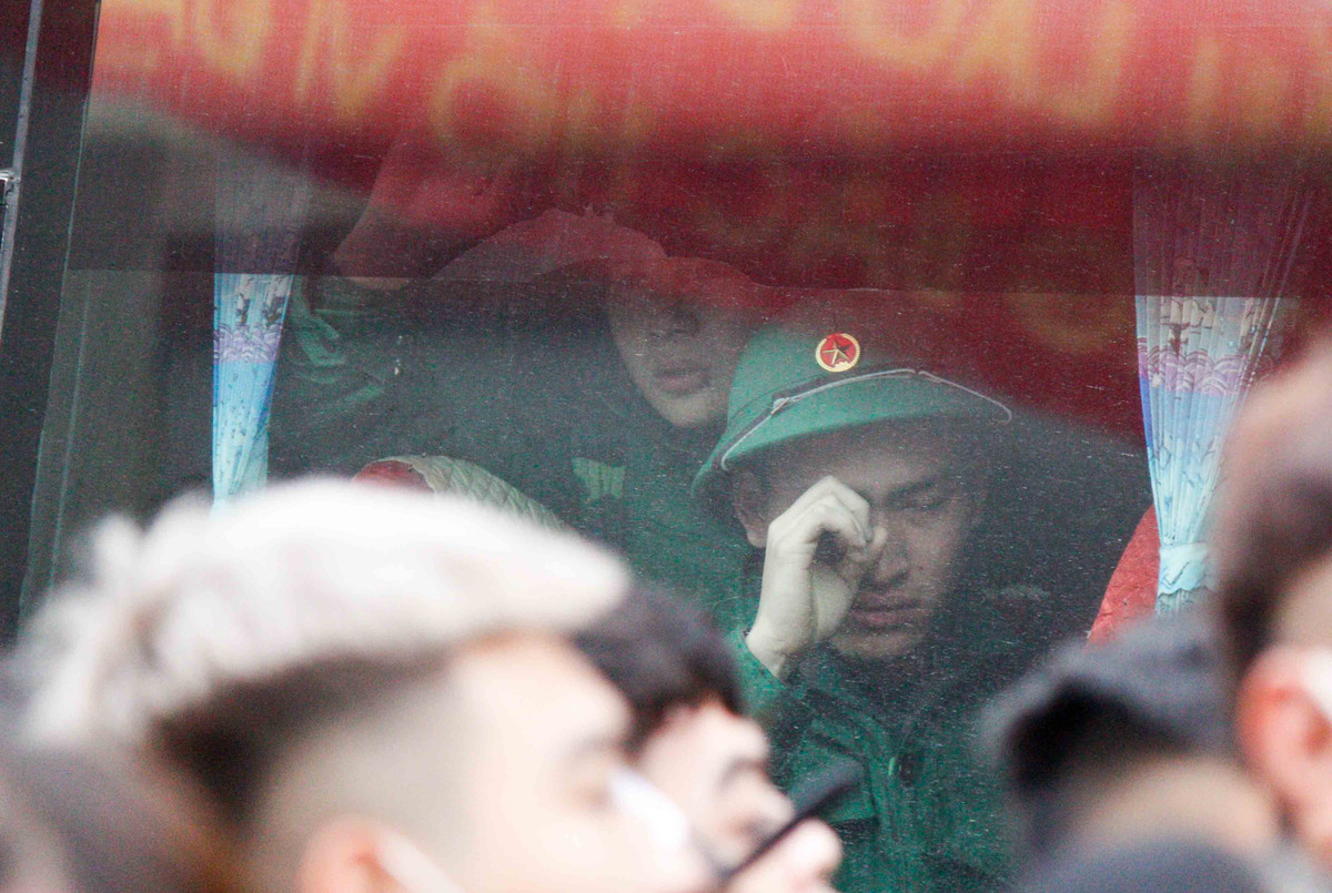 Với nhiều tân binh thì đây là lần đầu tiên xa nhà. Trước tình cảm của bạn bè, người thân, nhiều người không khỏi xúc động.