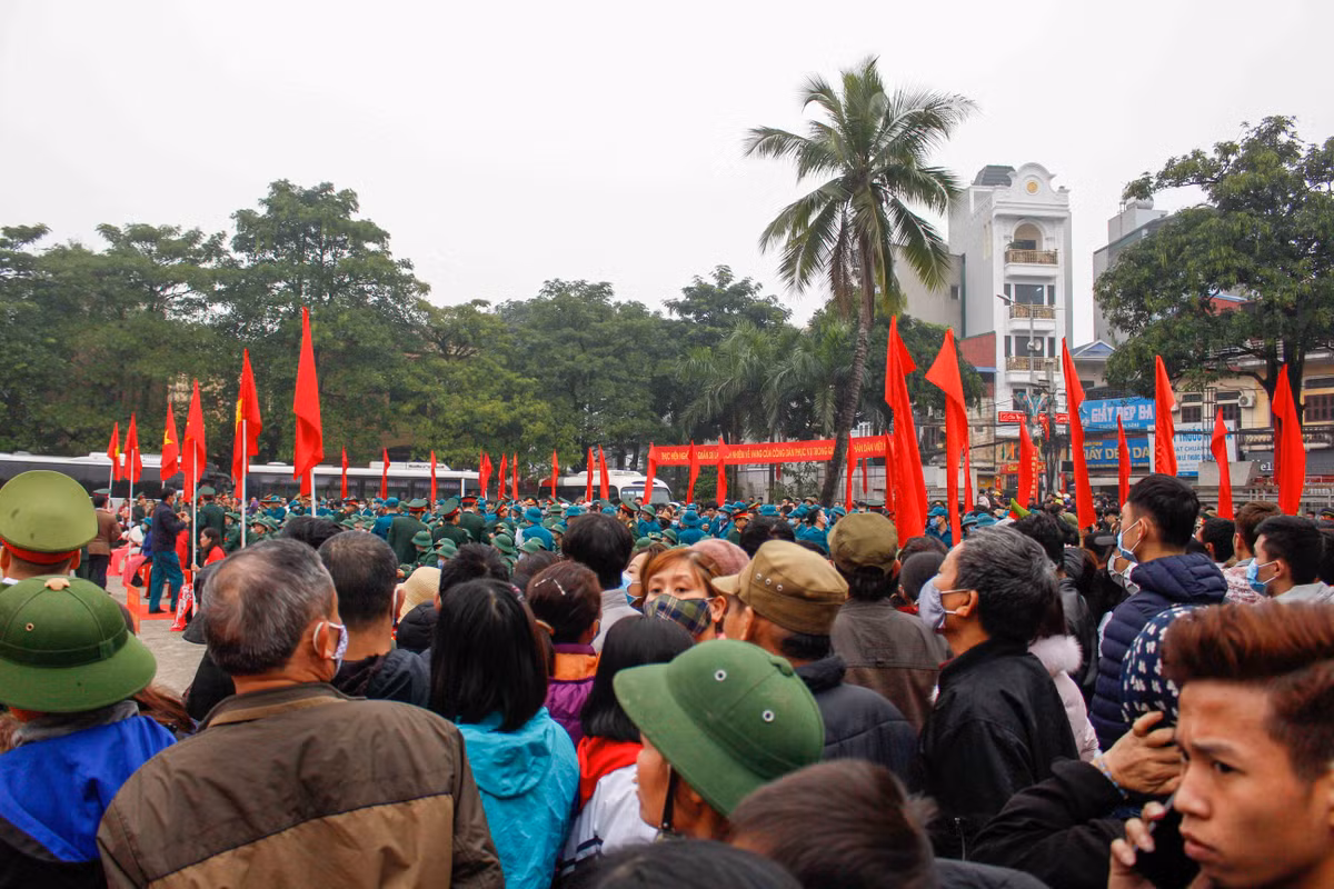 Buổi lễ được tổ chức trọng thể tại Trung tâm Văn hóa – Thông tin &amp; Thể thao huyện.Ngay từ sáng sớm, không khí tại đây khá rộn ràng với sự tham gia của Bộ tư lệnh thủ đô Hà Nội, lãnh đạo huyện ủy và nhân dân tới tiễn con em mình.