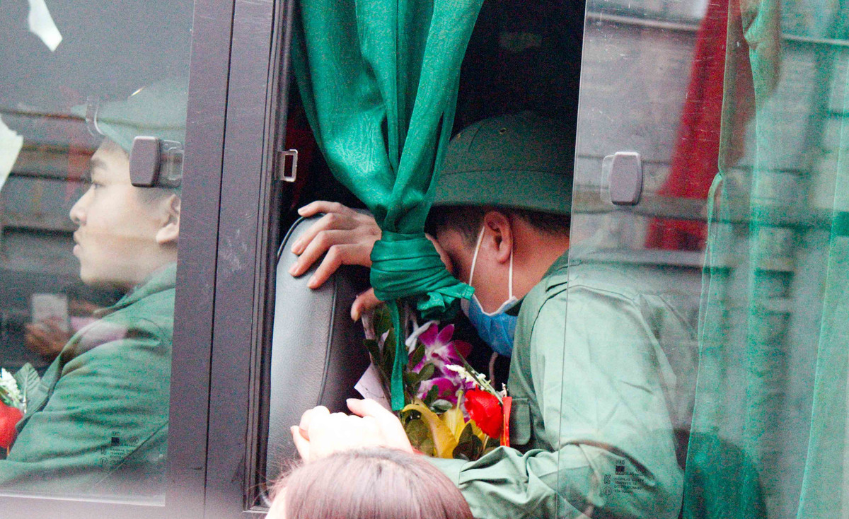 Trong không khí trang nghiêm, vui tươi và đầy tình cảm, xúc động của buổi Lễ giao, nhận quân năm 2020, mặc dù không ngăn nổi dòng nước mắt ngày chia tay gia đình, bạn bè để gia nhập quân ngũ, phục vụ Tổ quốc. Các tân binh vẫn hô vang khẩu hiệu và tinh thần sẽ hết lòng phụng sự tổ quốc để trở thành những anh bộ đội cụ Hồ mẫu mực.