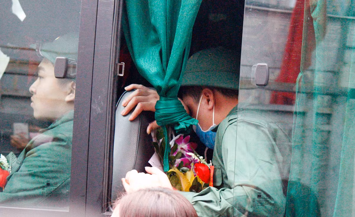 Trong không khí trang nghiêm, vui tươi và đầy tình cảm, xúc động của buổi Lễ giao, nhận quân năm 2020, mặc dù không ngăn nổi dòng nước mắt ngày chia tay gia đình, bạn bè để gia nhập quân ngũ, phục vụ Tổ quốc. Các tân binh vẫn hô vang khẩu hiệu và tinh thần sẽ hết lòng phụng sự tổ quốc để trở thành những anh bộ đội cụ Hồ mẫu mực.