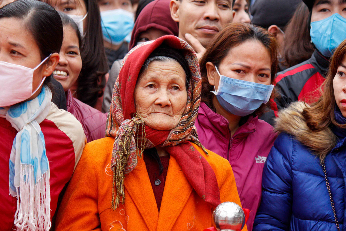 Nhiều người nán lại để động viên con, em mình lên đường làm nhiệm vụ kèm theo những lời dặn dò, nhắn nhủ với các tân binh trẻ về đơn vị.