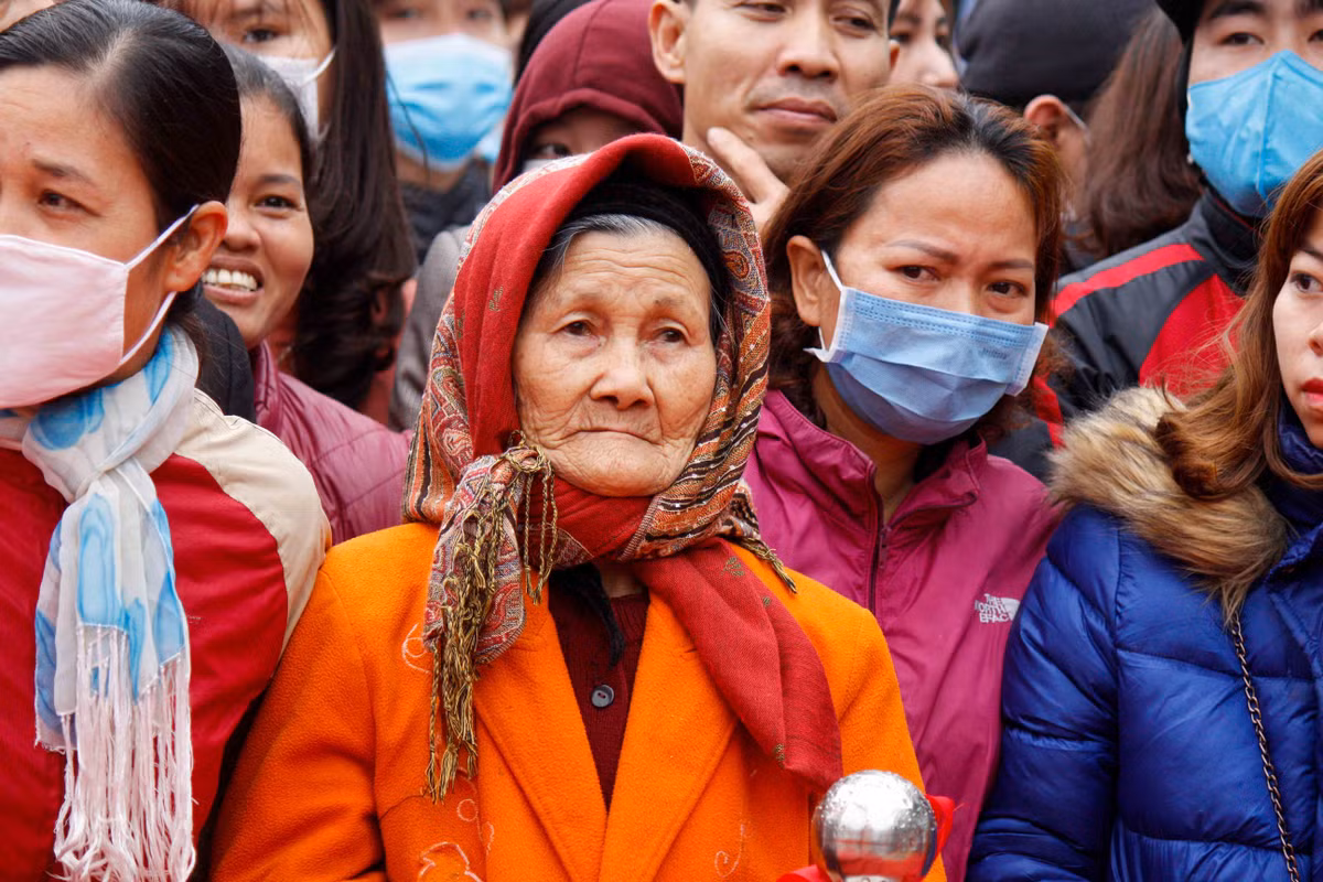 Nhiều người nán lại để động viên con, em mình lên đường làm nhiệm vụ kèm theo những lời dặn dò, nhắn nhủ với các tân binh trẻ về đơn vị.