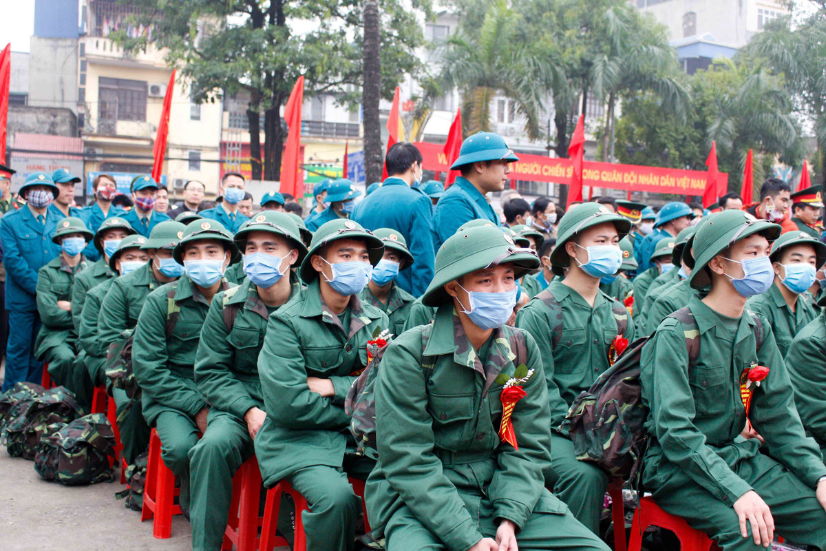 Công dân đạt sức khỏe đủ điều kiện nhập ngũ có trình độ đại học, cao đẳng, trung học chuyên nghiệp là 1.875 người, đạt 53,6%.