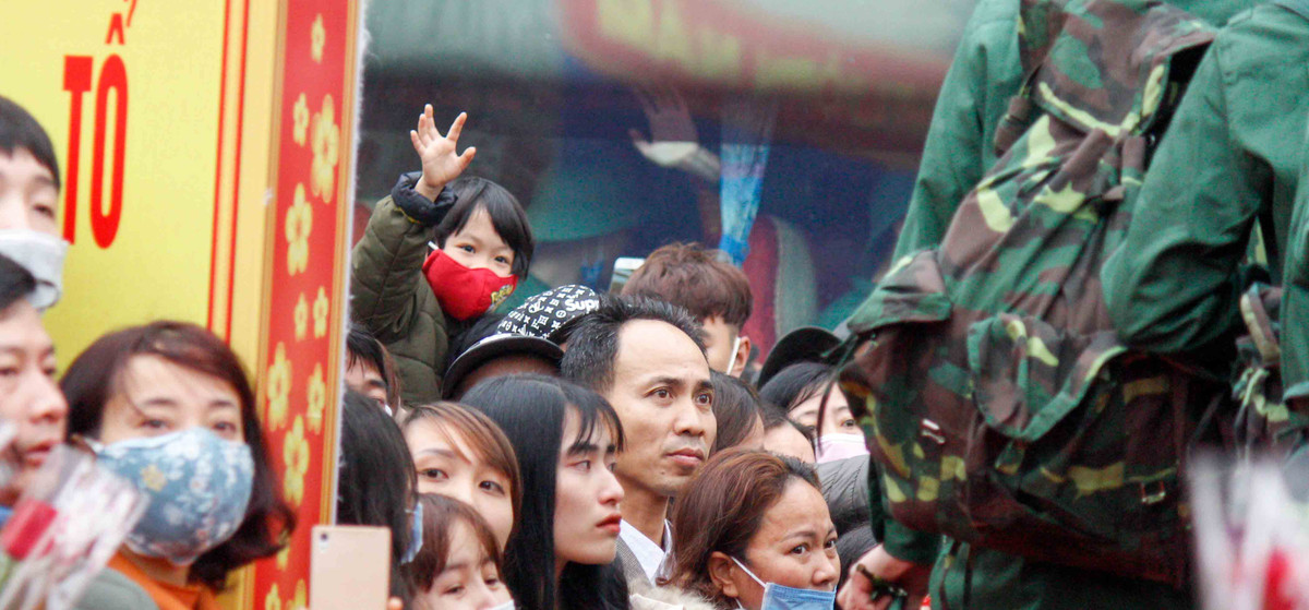 "Hăng hái lên đường bảo vệ Tổ quốc nhé các anh!"