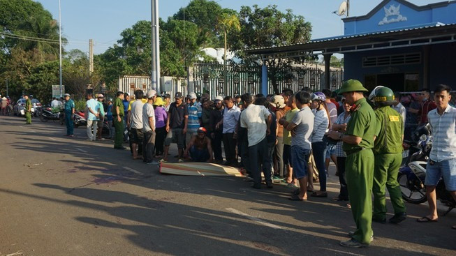 Đang chở con nhỏ, người phụ nữ bị người yêu chặn đường đâm chết Dang cho con nho, nguoi phu nu bi nguoi yeu chan duong dam chet