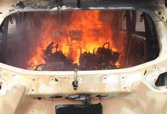 Sau tiếng nổ lửa bao trùm ôtô 7 chỗ, 2 người trong xe chết cháy - Hình 2 Sau tieng no lua bao trum oto 7 cho, 2 nguoi trong xe chet chay-Hinh-2