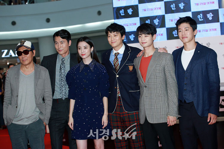 Hình ảnh cặp đôi bên dàn diễn viên phim "Illang: The wolf brigade". Ảnh: sedaily