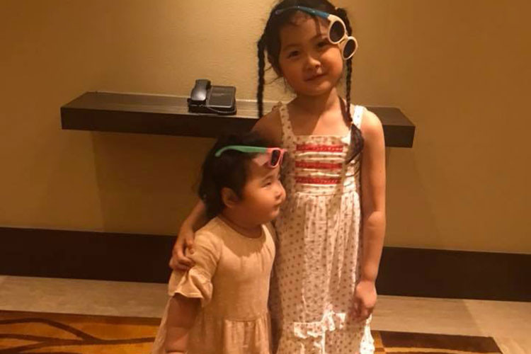 Hoa hậu Hương Giang đưa hai con gái đi nghỉ dưỡng.