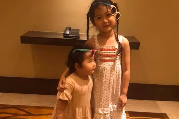 Hoa hậu Hương Giang đưa hai con gái đi nghỉ dưỡng.