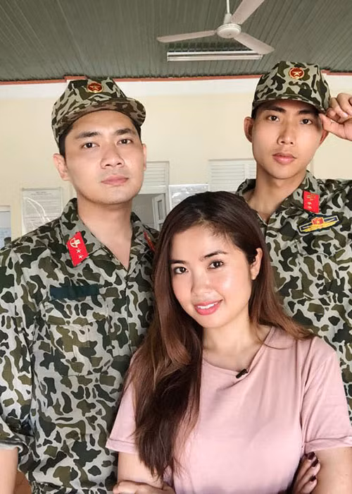 Minh Luân khoe poster phim "Hậu duệ mặt trời" phiên bản lỗi.