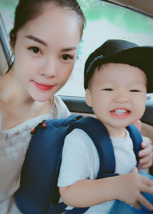 Con trai Dương Cẩm Lynh háo hức đến trường trong ngày đầu tiên.