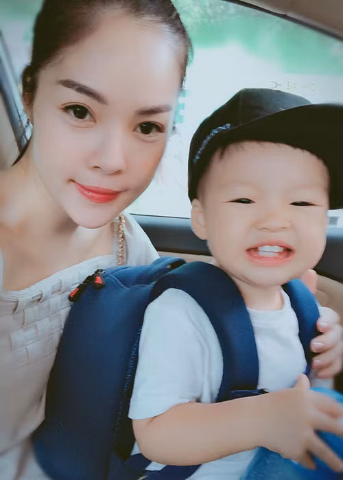 Con trai Dương Cẩm Lynh háo hức đến trường trong ngày đầu tiên.