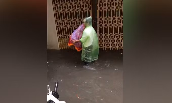 Cả người và tráp lễ vật đều được mặc áo mưa.