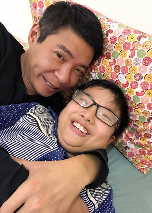 Công Lý chia sẻ hình ảnh bên con trai kèm chú thích "Tít về chưa". Ở phần bình luận, MC Thảo Vân hỏi chồng cũ: "Hôm nay tự dưng lại nhớ Tít hả anh".