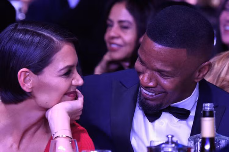 Chia tay Tom, Katie không công khai mối quan hệ tình cảm mới nào trong một thời gian dài. Mãi đến năm 2017, cô mới tuyên bố hẹn hò tài tử Jamie Foxx. Ảnh: Harper's Bazaar