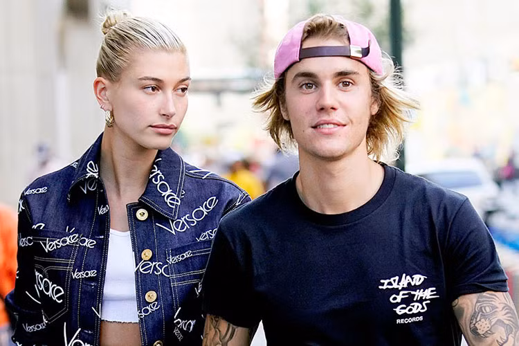Justin Bieber và Hailey Baldwin vừa đính hôn chỉ sau 1 tháng tái hợp. Hai người từng hẹn hò từ năm 2015 đến năm 2016.