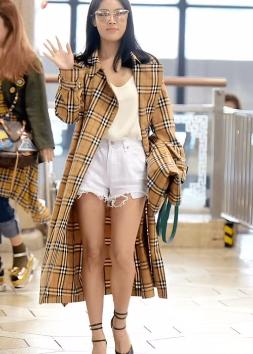 Yu Bin (Cựu thành viên Wonder Girls): Nữ rapper của Wonder Girls ghi điểm với trang phục nữ tính và sang trọng. Áo khoác dáng dài sành điệu và túi xách đều mang họa tiết kẻ ô của Burberry, một trong những xu hướng được quan tâm nhất năm 2018.