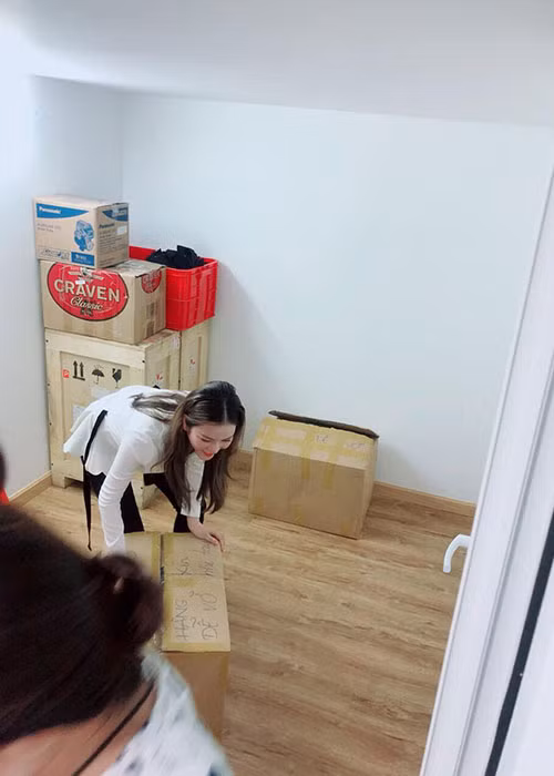 Lý Nhã Kỳ sáng làm Lãnh sự danh dự Romania, chiều đi event, tối về dọn nhà.