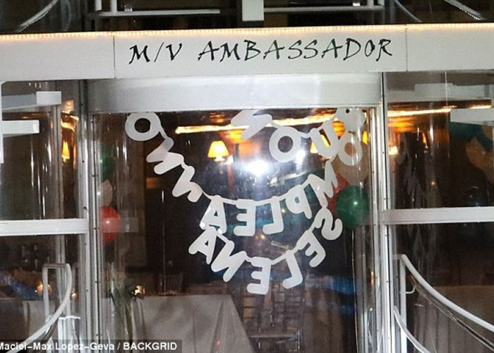 Banner ghi lời chúc mừng sinh nhật dành cho Selena bằng tiếng Italy được treo trên du thuyền.