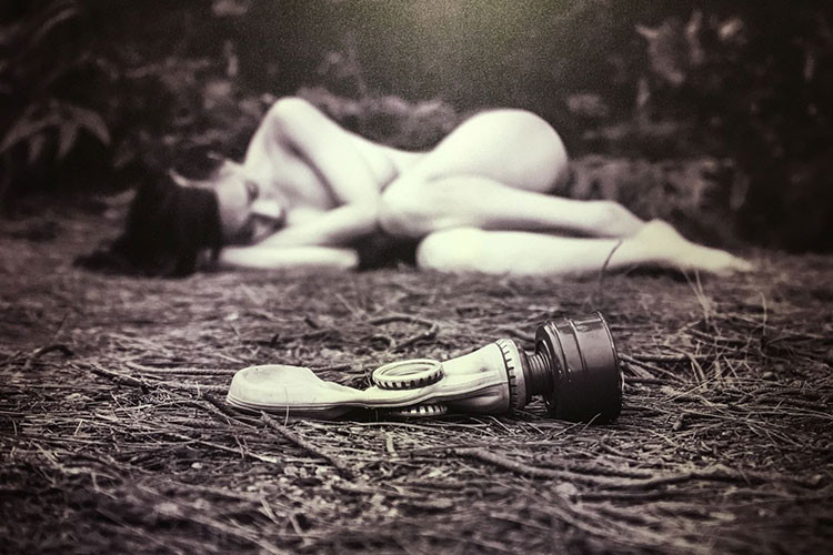 Tác phẩm "Sống" của tay máy Đào Đức Hiếu được trưng bày. Ảnh: Thethaovanhoa