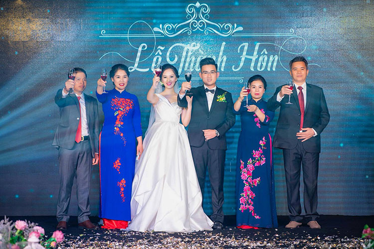 Hình ảnh Hà Anh bên chồng trong ngày trọng đại. Ảnh: FBNV