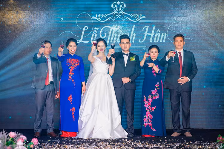 Hình ảnh Hà Anh bên chồng trong ngày trọng đại. Ảnh: FBNV