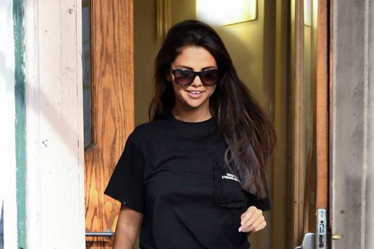 Selena dường như không mấy bận tâm chuyện tình cũ đính hôn. Ảnh: Eonline