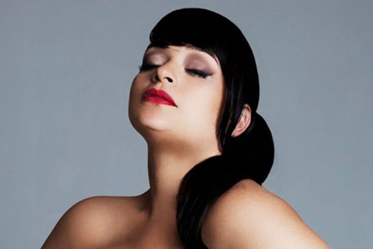 Cuốn sách ảnh nude nghệ thuật “Curves” có sự tham gia của 70 người mẫu ngoại cỡ. Ảnh: Dailymail