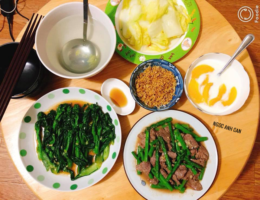 Thực đơn 13: Bò xào măng tây, cải thảo luộc, ngồng cải xào, ruốc thịt lợn. Nước luộc cải thảo vắt thêm chanh làm nước canh. Tráng miệng với sữa chua đào vàng.