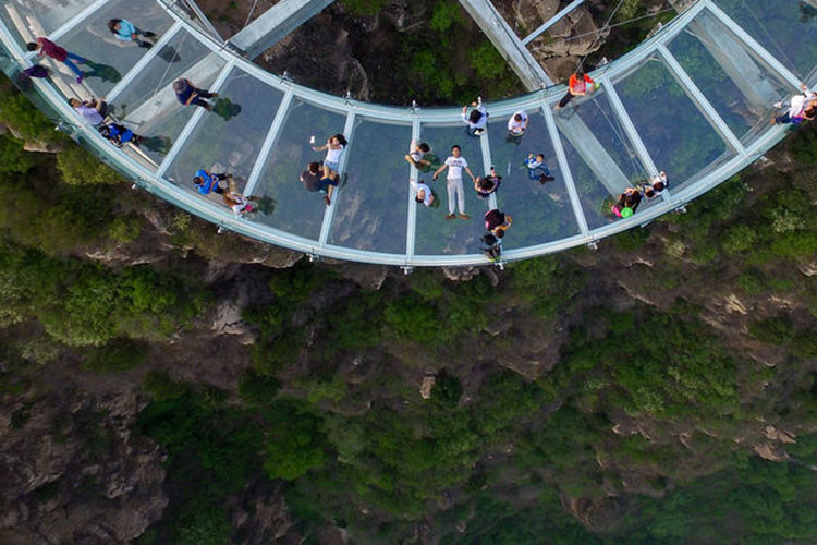 Vì được thiết kế bằng hợp kim titan - loại vật liệu được sử dụng trong máy bay và tàu con thoi, nên tải trọng tối đa của Shilinxia Glass Viewing Platform lên đến 150 tấn với sức chứa 2.000 người. Ảnh: Wiztours.com.