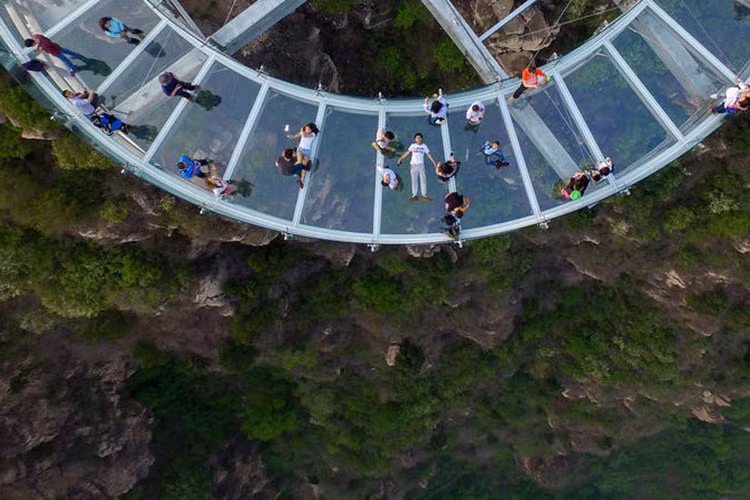 Vì được thiết kế bằng hợp kim titan - loại vật liệu được sử dụng trong máy bay và tàu con thoi, nên tải trọng tối đa của Shilinxia Glass Viewing Platform lên đến 150 tấn với sức chứa 2.000 người. Ảnh: Wiztours.com.