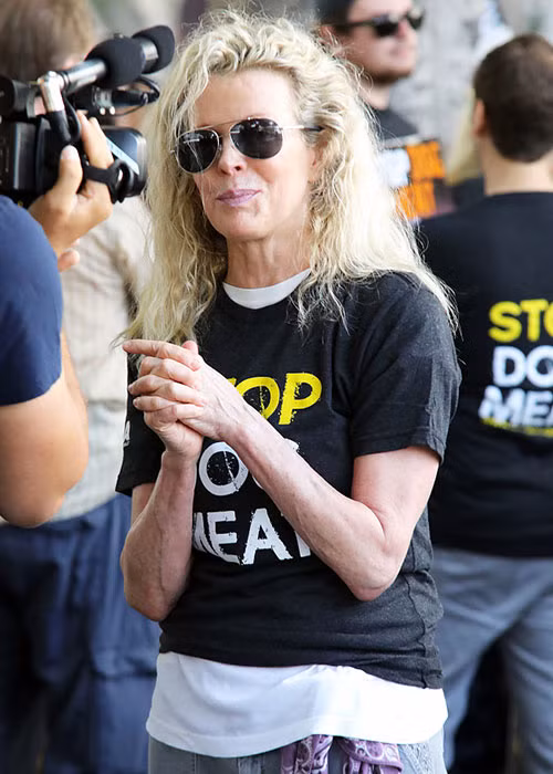 Chia sẻ về chồng sắp cưới của cháu gái, Kim Basinger cho hay: "Tôi nghĩ Justin là một chàng trai đáng yêu. Tôi không biết về cậu ấy nhiều nhưng con gái Ireland của tôi thì có. Tôi hy vọng cháu gái Hailey của tôi và Justin sẽ mãi hạnh phúc".