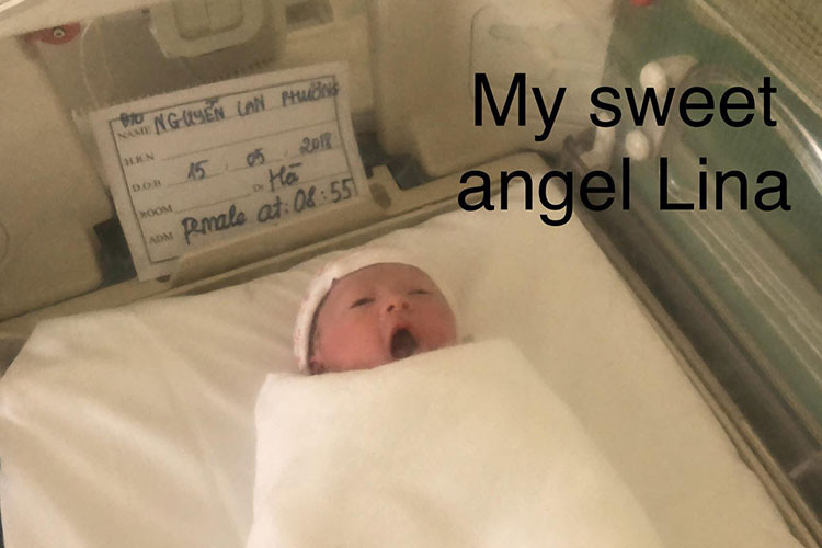 Giống Hà Anh, diễn viên Lan Phương cũng sinh con gái đầu lòng.