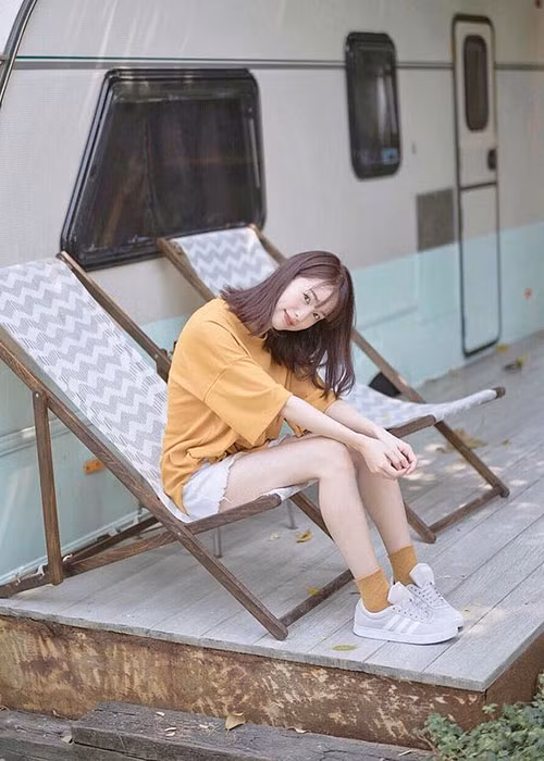 Khi dạo phố, các kiểu giày thể thao, quần áo sporty cũng sẽ thích hợp hơn là váy vóc điệu đà.