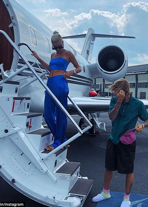 Theo thông tin, Justin cầu hôn Hailey bằng chiếc nhẫn kim cương có giá 500.000 USD (gần 12 tỷ đồng).