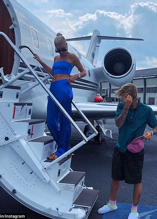 Theo thông tin, Justin cầu hôn Hailey bằng chiếc nhẫn kim cương có giá 500.000 USD (gần 12 tỷ đồng).